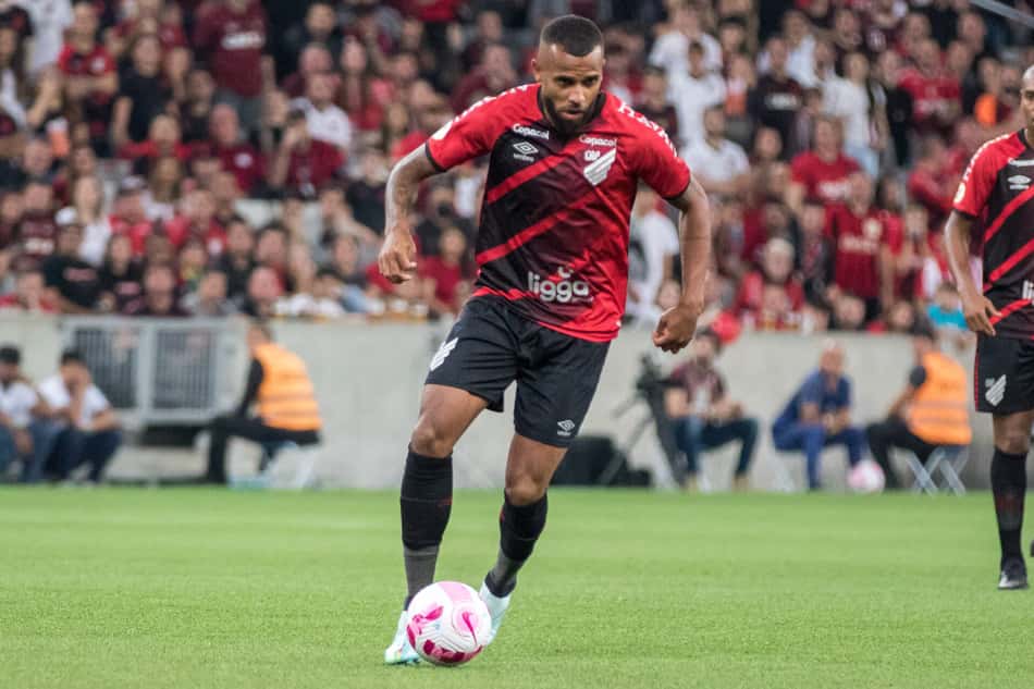 Alex Santana em jogo do Athletico-PR pelo Campeonato Brasileiro 2022. (Foto: Robson Mafra/AGIF)
