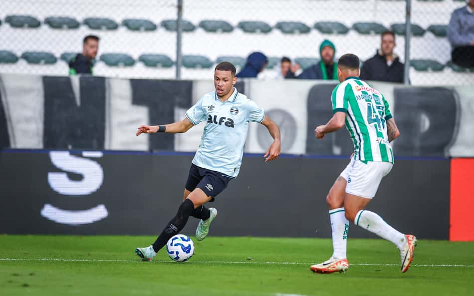 Alysson com a bola na vitória do Grêmio sobre o Juventude. (Foto: Lucas Uebel/Grêmio FBPA)