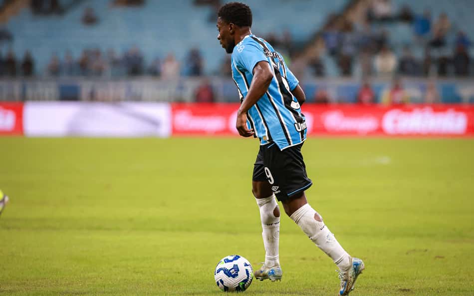 E o Amuzu? Entenda a situação do jogador belga no Grêmio