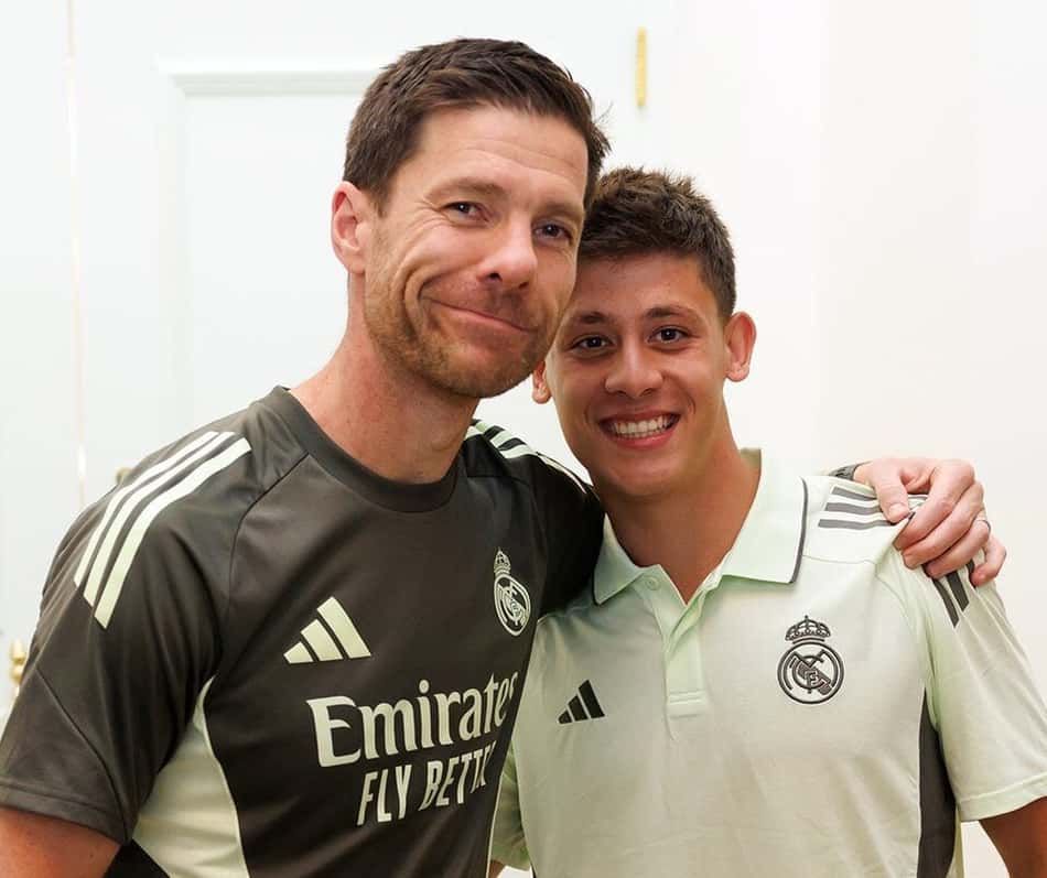 Arda Güler com Xabi Alonso na reapresentação ao Real Madrid para o Mundial de Clubes
