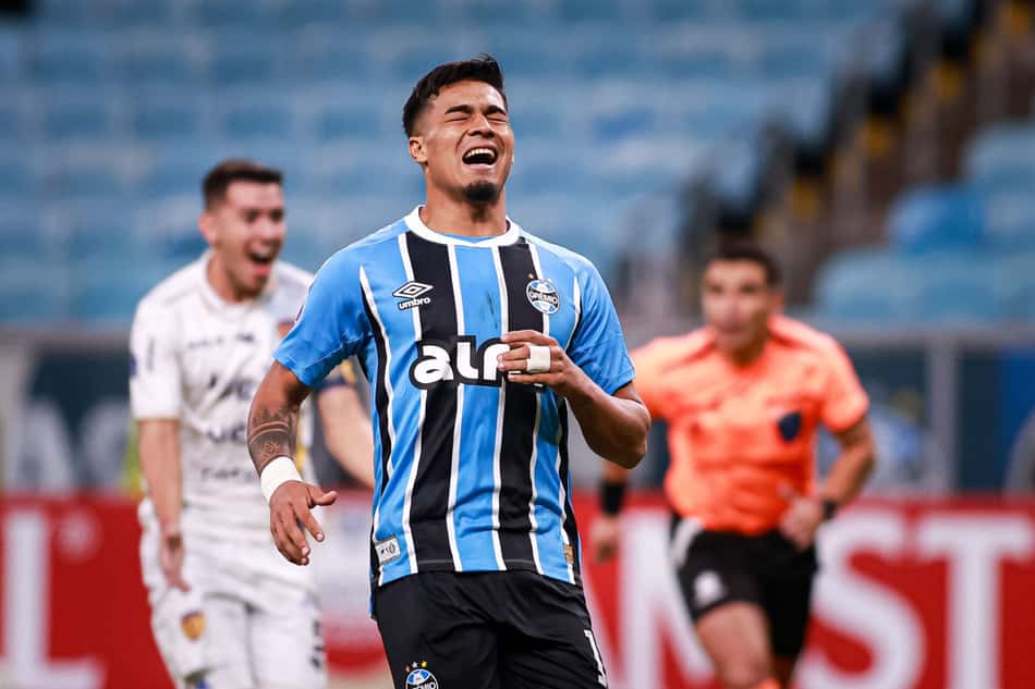 Arezo lamenta pênalti perdido em jogo do Grêmio. (Foto: Maxi Franzoi/AGIF)
