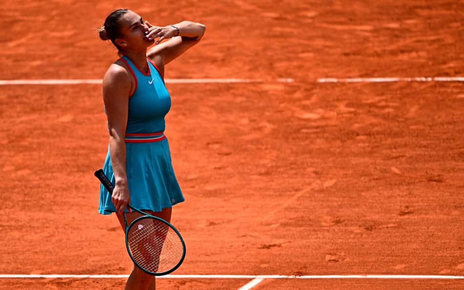 Aryna Sabalenka comemora vitória sobre Zheng Qinwen em Roland Garros (foto: JULIEN DE ROSA / AFP)