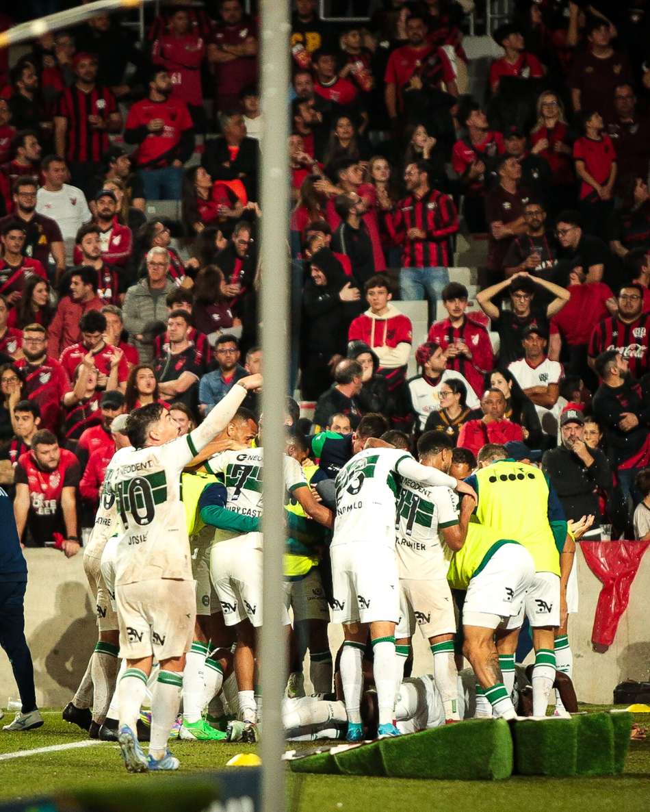Athletico x Coritiba Série B gol comemoração