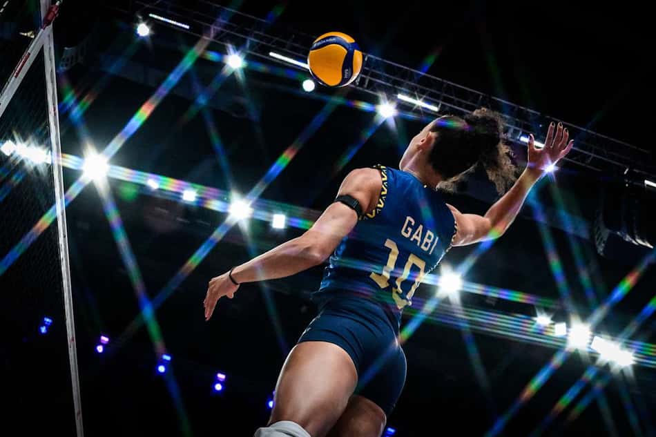 Gabi, em Brasil x República Dominicana, pela VNL feminina 2025 (foto: volleyballworld)