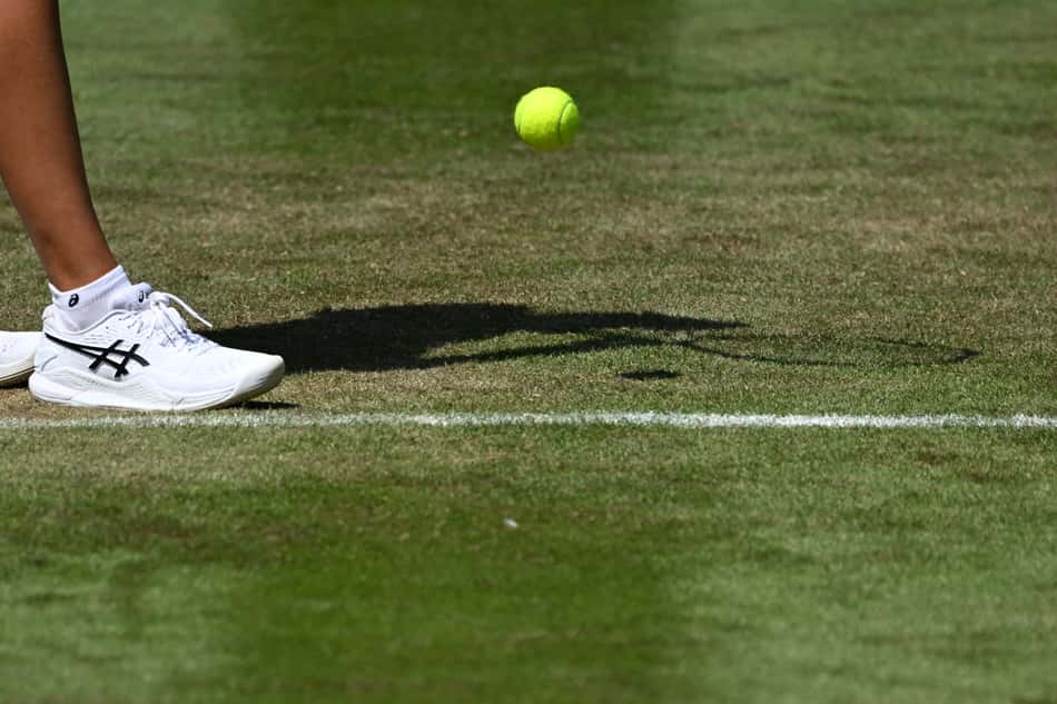 Bia Haddad faz o serviço contra a ucraniana Elina Svitolina (foto: Kirill KUDRYAVTSEV / AFP)