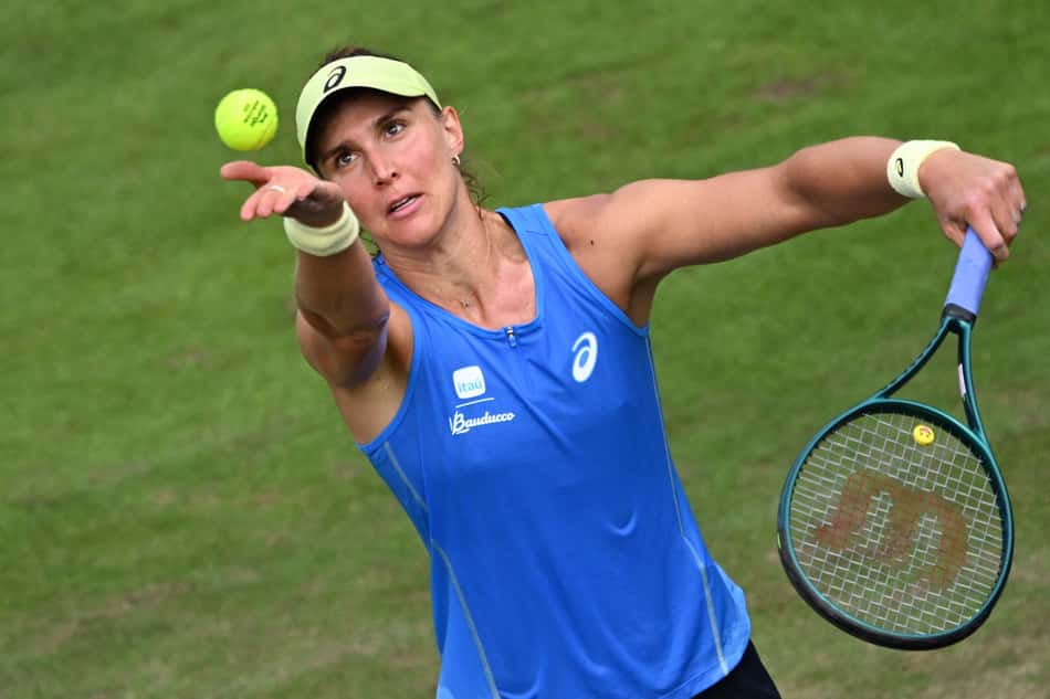Bia Haddad faz o serviço contra a ucraniana Elina Svitolina (foto: Kirill KUDRYAVTSEV / AFP)