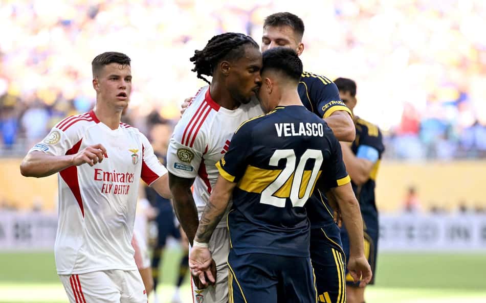 Velasco e Renato Sanches é conflito no jogo entre Benfica e Boca Juniors (Foto: AFP)
