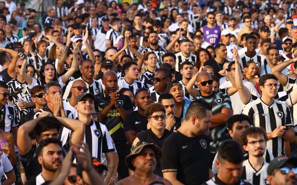 Fuga do trabalho e atestado: como torcedores do Botafogo fizeram para ver duelo com o Atlético