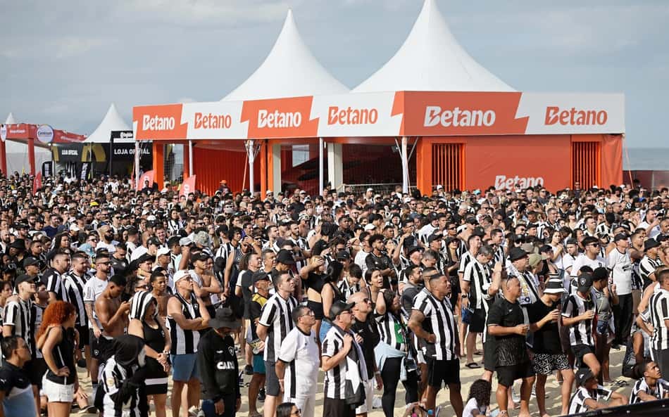Torcida do Botafogo lota arena em Copacabana durante derrota para o Palmeiras; veja reações