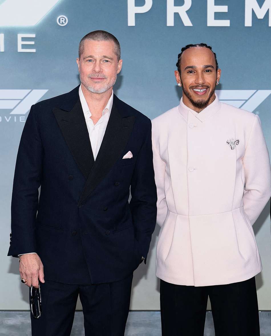Brad Pitt e Lewis Hamilton na estreia do filme 'F1' na Times Square, em Nova York (foto: Dimitrios Kambouris / GETTY IMAGES NORTH AMERICA / Getty Images via AFP)