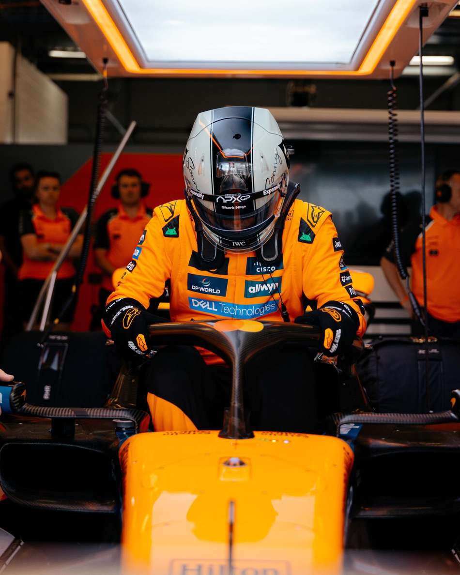 Ator Brad Pitt pilota carro de F1 da McLaren (foto: McLaren)