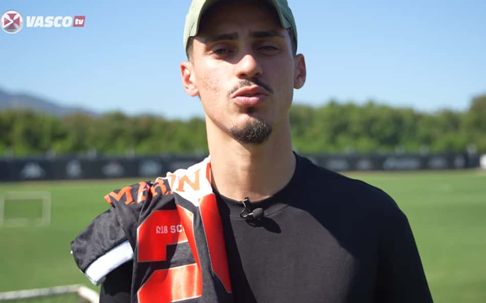 Marlon Gomes visita CT do Vasco e manda recado: 'Espero estar de volta em breve'