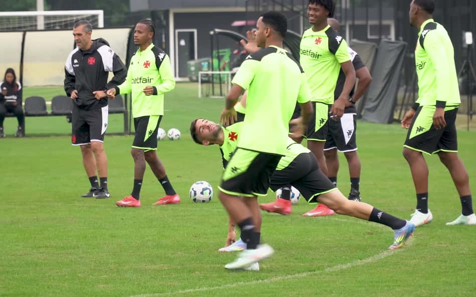 Xodó de Diniz em 2021, Riquelme é reintegrado aos treinos com elenco do Vasco