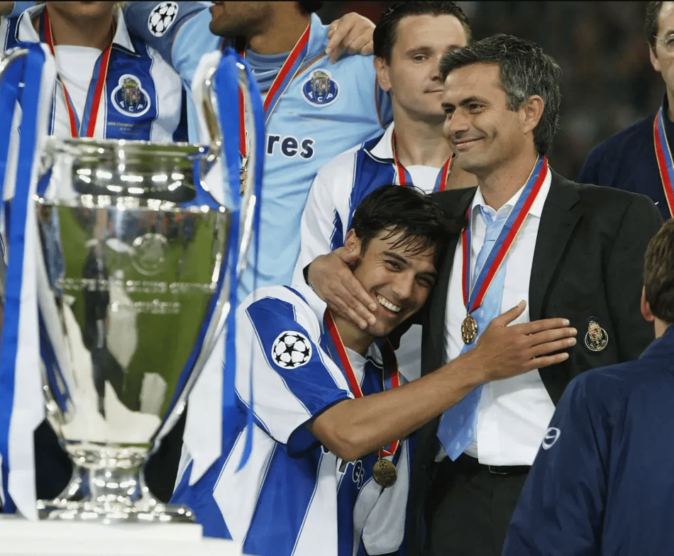 Paulo Ferreira e José Mourinho celebram título do Porto na Champions League 2003-04