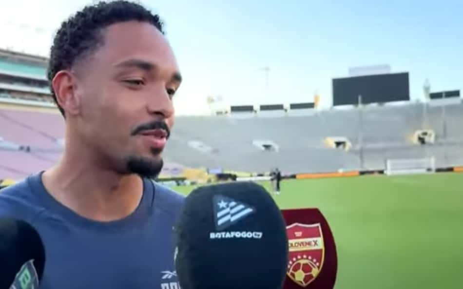 Lateral do Botafogo, Vitinho pede apoio da torcida contra o PSG: 'Vamos juntos'