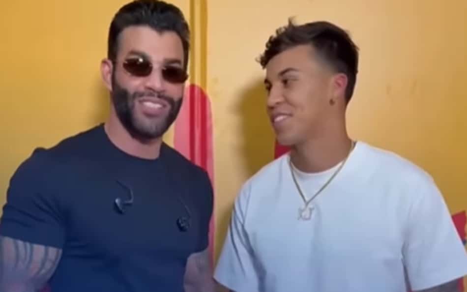 Kaio Jorge presenteia cantor sertanejo com camisa do Cruzeiro