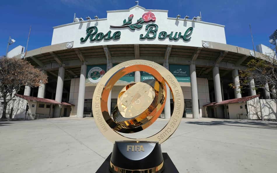 Troféu do Mundial de Clubes da Fifa é exposto no Rose Bowl Stadium (Foto: Reprodução)