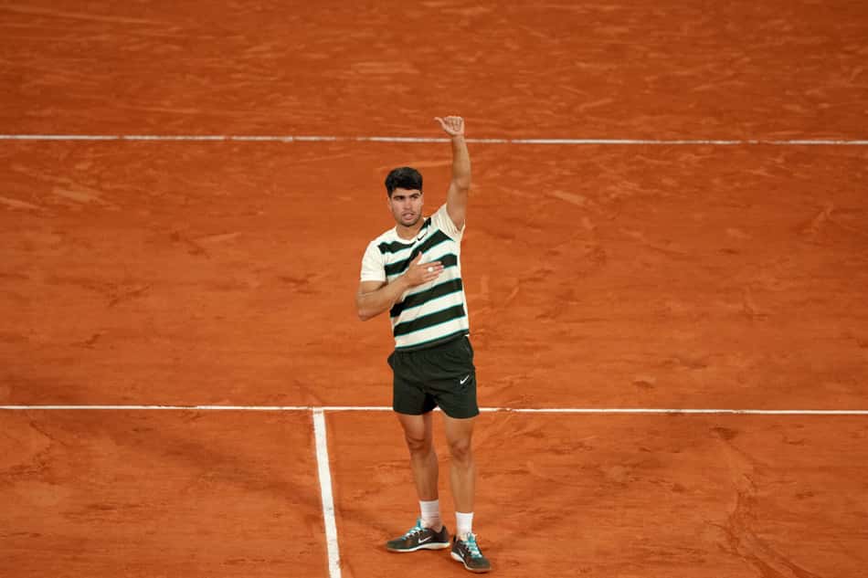 Carlos Alcaraz comemora vitória sobre Tommy Paul em Roland Garros (foto: Dimitar DILKOFF / AFP)