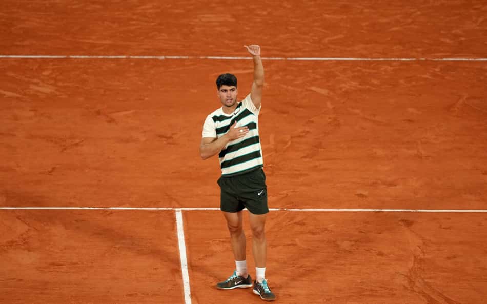 Carlos Alcaraz comemora vitória sobre Tommy Paul em Roland Garros (foto: Dimitar DILKOFF / AFP)