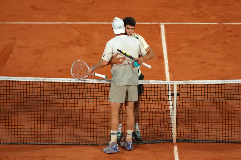 Carlos Alcaraz cumprimenta Tommy Paul após vitória em Roland Garros  (foto: Dimitar DILKOFF / AFP)