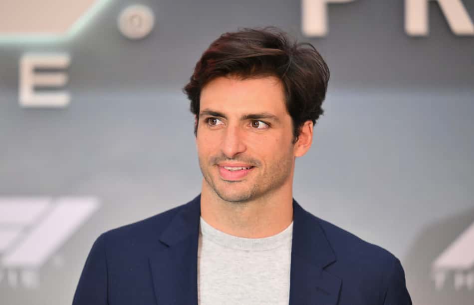 Carlos Sainz Jr. na estreia do fiçme 'F1' na Times Square, em Nova York (foto: ANGELA WEISS / AFP)
