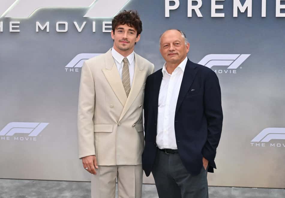 Charles Leclerc e o chefe da Ferrari Frederic Vasseur na estreia do filme 'F1' na Times Square, em Nova York (foto: ANGELA WEISS / AFP)