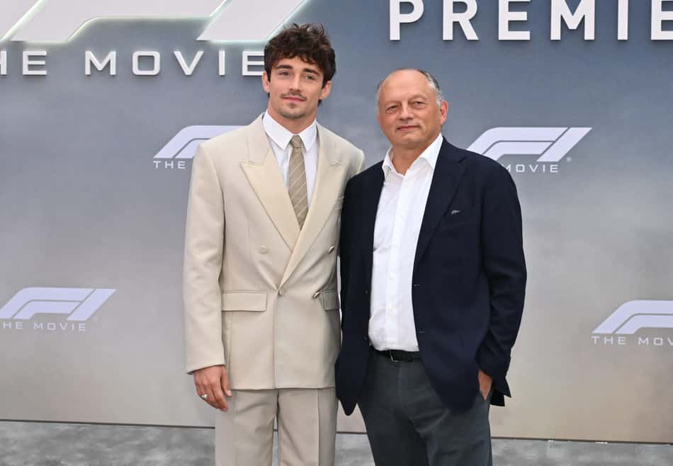 Charles Leclerc e o chefe da Ferrari Frederic Vasseur na estreia do filme 'F1' na Times Square, em Nova York (foto: ANGELA WEISS / AFP)