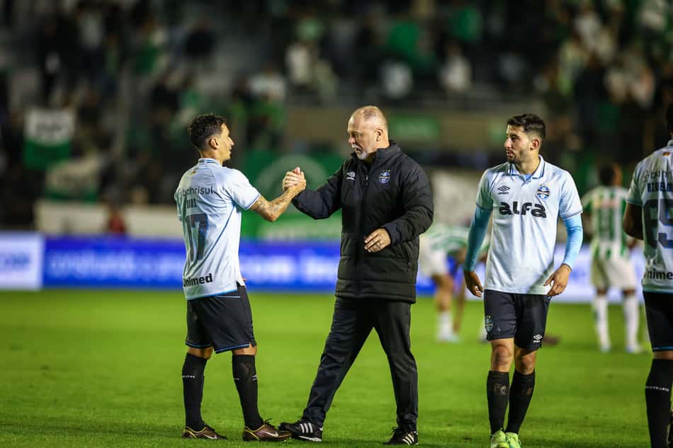 Dodi cumprimenta o técnico Mano Menezes após a vitória do Grêmio sobre o Juventude. (Foto: Lucas Uebel/Grêmio FBPA)