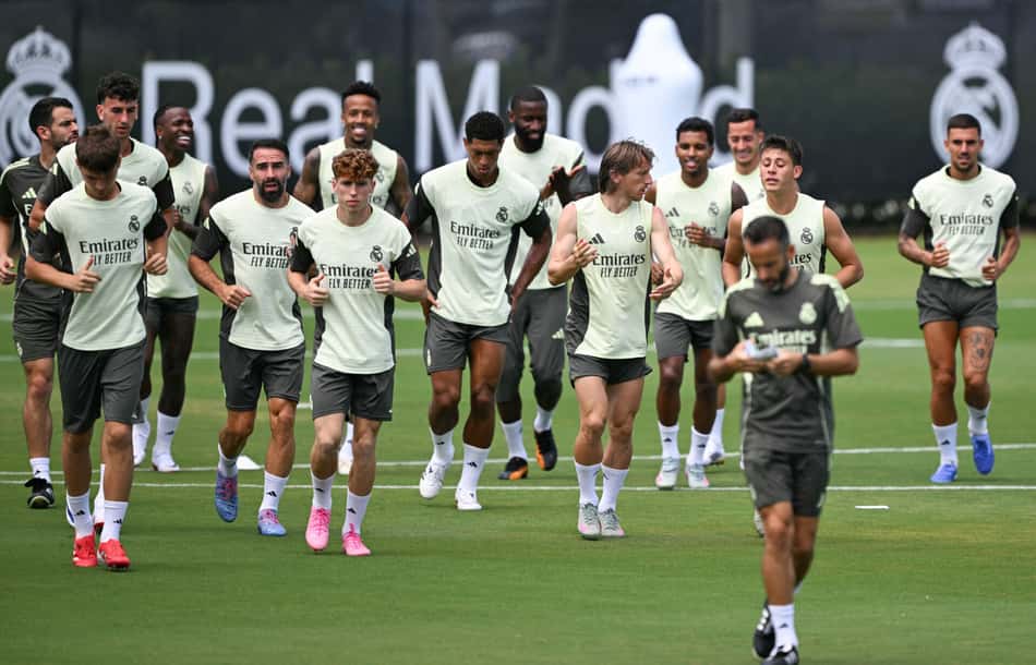 Elenco do Real Madrid durante treino visando a estreia no Mundial de Clubes