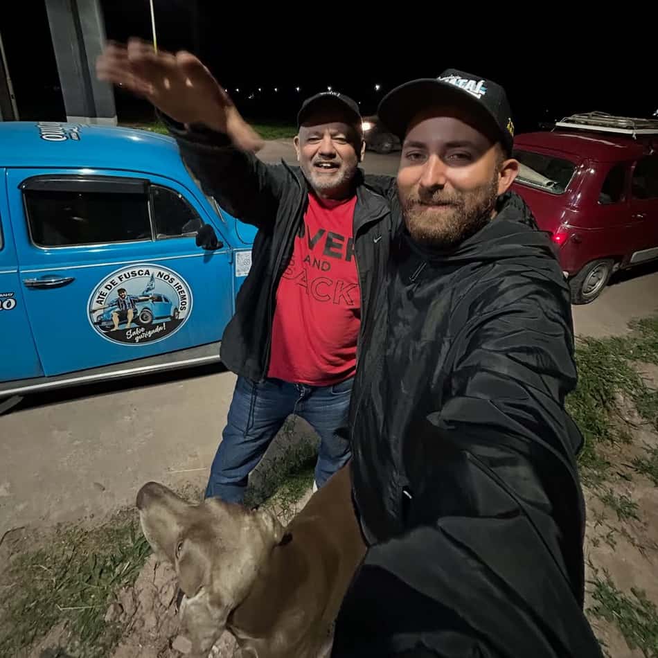 Guilherme com o senhor que aguardou a chegada do resgate. (Foto: Reprodução/Instagram)