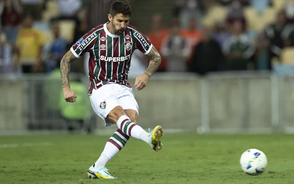 Everaldo é alvo de críticas por parte da imprensa e vira música de torcida do Fluminense