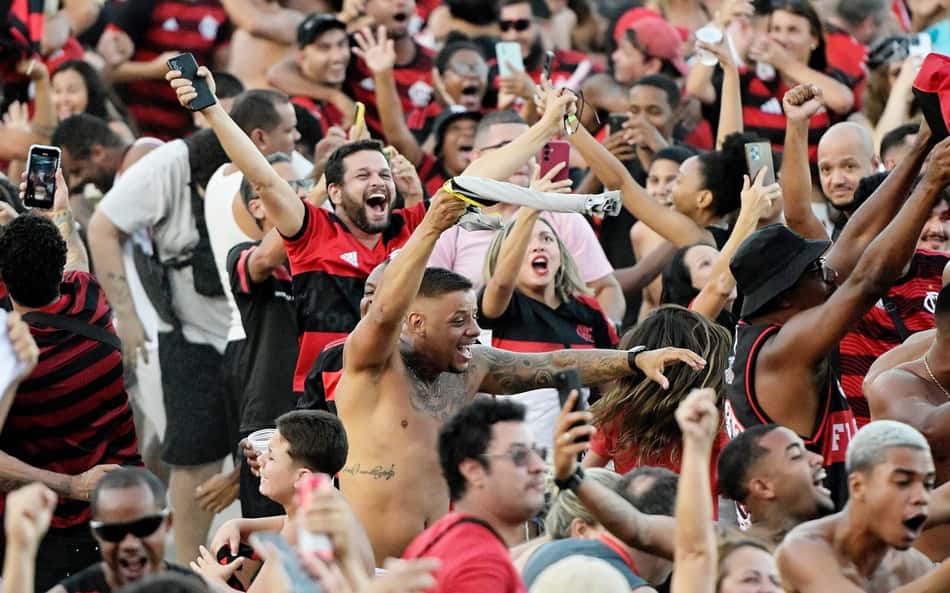 Torcida do Flamengo faz a festa na praia em vitória de virada contra o Chelsea