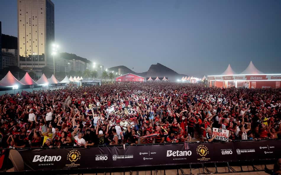 Onze mil torcedores do Flamengo viram jogo contra o Bayern em Copacabana; confira reações