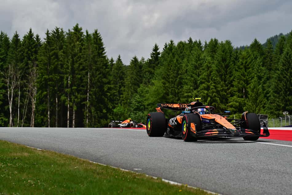 Alexander Dunne, da McLaren durante treino em Spielberg, Áustria (foto: Andrej ISAKOVIC / AFP)