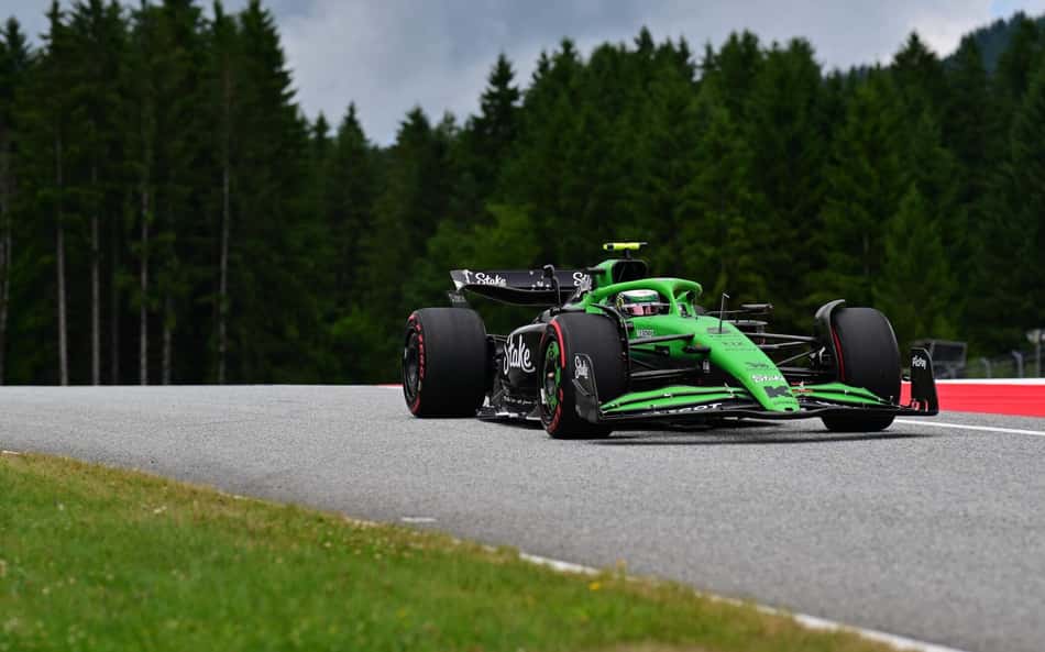 Gabriel Bortoleto, da Sauber durante treino em Spielberg, Áustria (foto: Andrej ISAKOVIC / AFP)