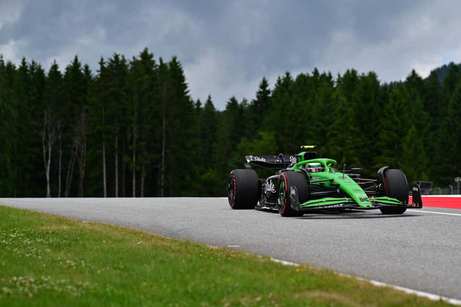 Gabriel Bortoleto, da Sauber durante treino em Spielberg, Áustria (foto: Andrej ISAKOVIC / AFP)