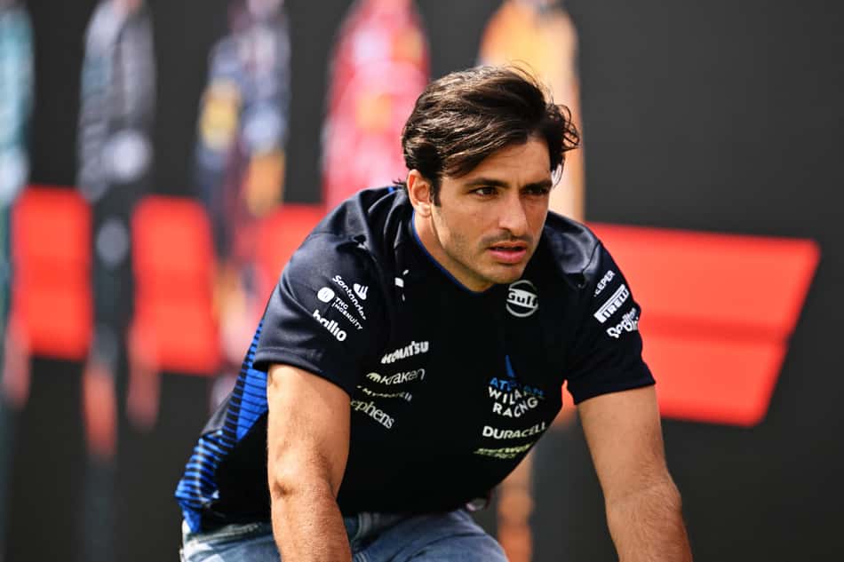 O espanhol Carlos Sainz, da Williams, chega de bicicleta (foto: Minas Panagiotakis / GETTY IMAGES NORTH AMERICA / Getty Images via AFP)
