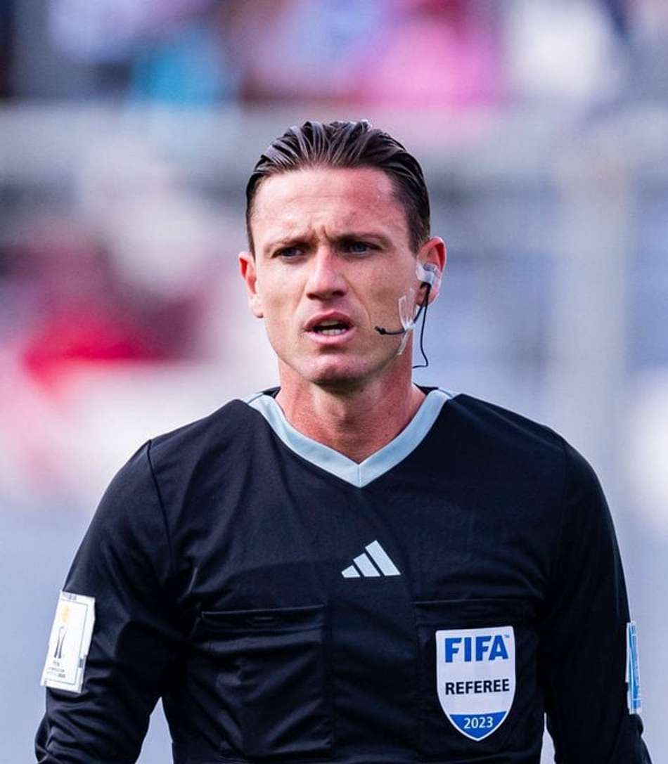 Ramon Abatti Abel com uniforme da Fifa