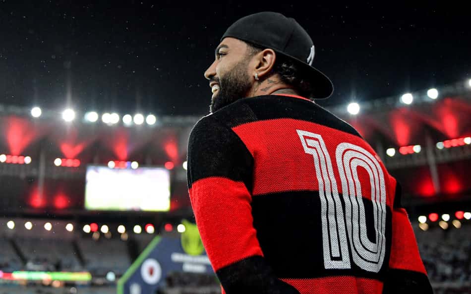 Gabigol, barrado do jogo contra o Atlético-MG, aparece na beira do gramado do Maracanã com a camisa 10 do Flamengo