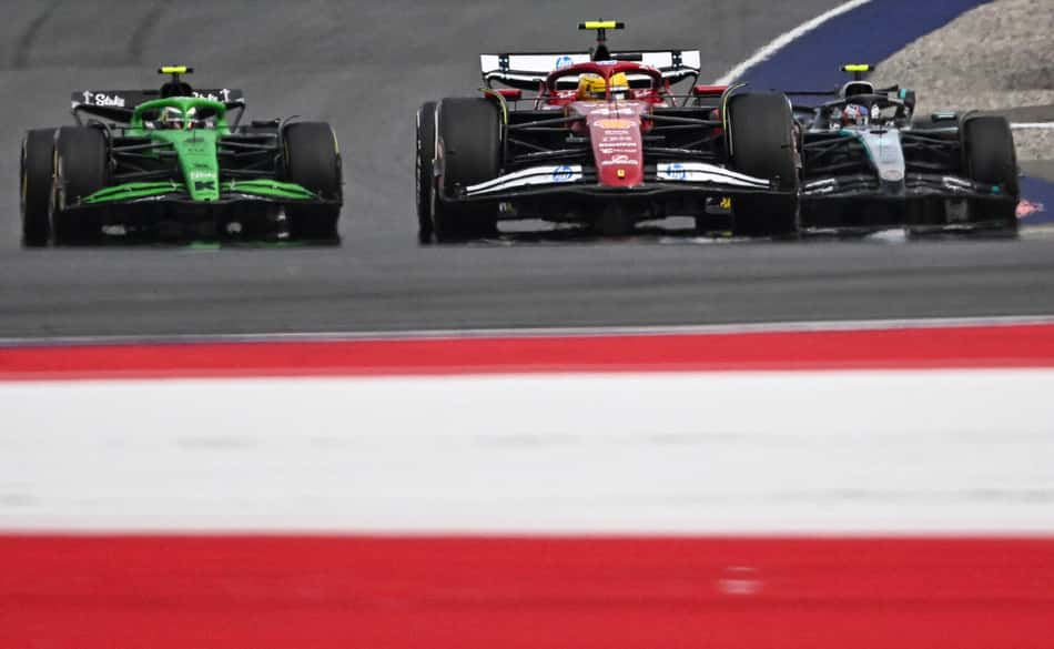Gabriel Bortoleto, Lewis Hamilton e Fernando Alonso. (foto: Joe Klamar / AFP)