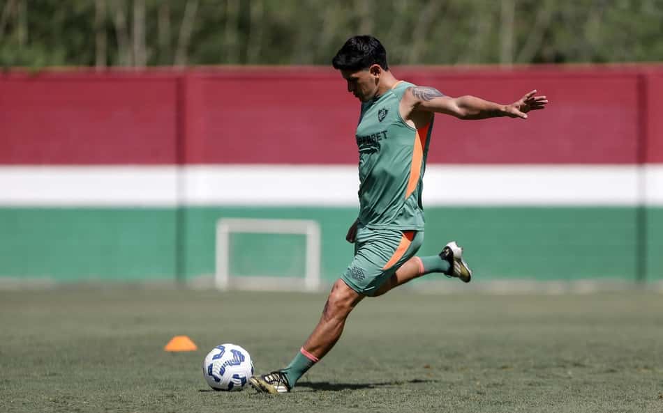 Recuperado, Cano faz golaço em treino do Fluminense; veja o vídeo
