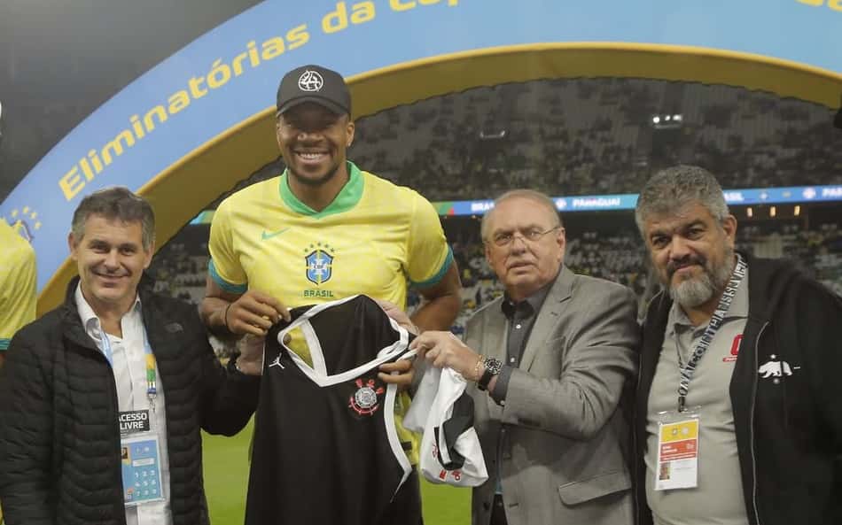 Antetokounmpo ganha camisa do Corinthians em jogo da Seleção