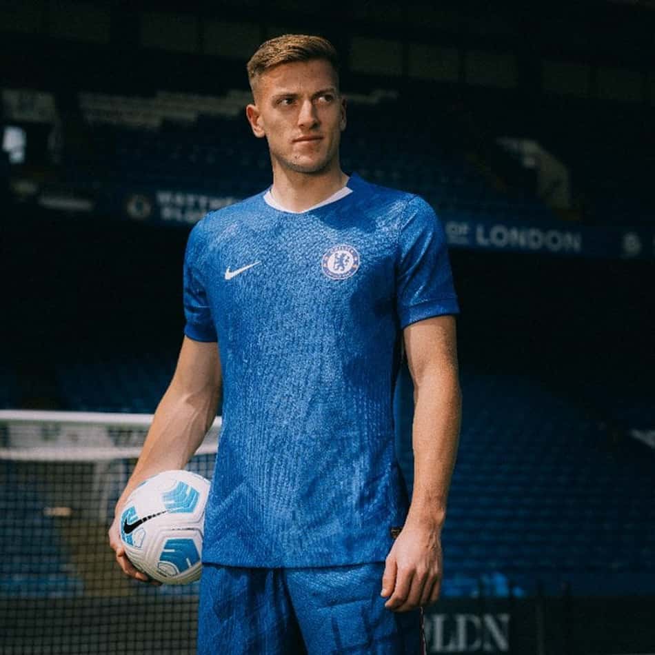 Liam Delap com a camisa do Chelsea