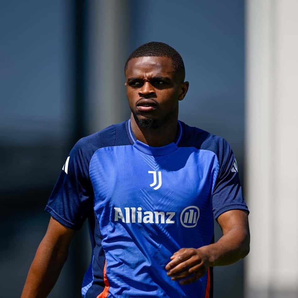 Kalulu, zagueiro da Juventus en treinamento