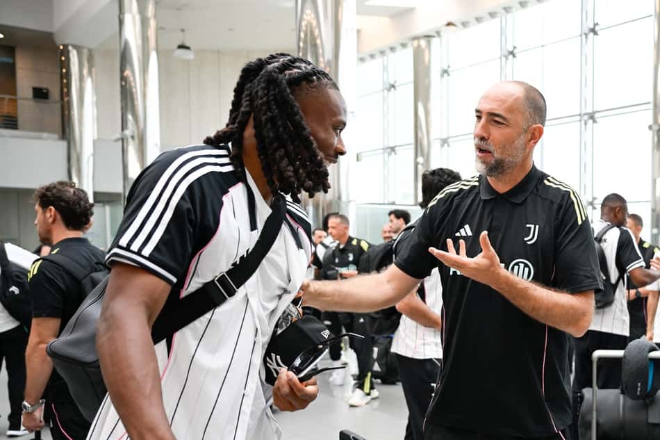 Igor Tudor, treinador da Juventus, conversa com Khepren Thuram