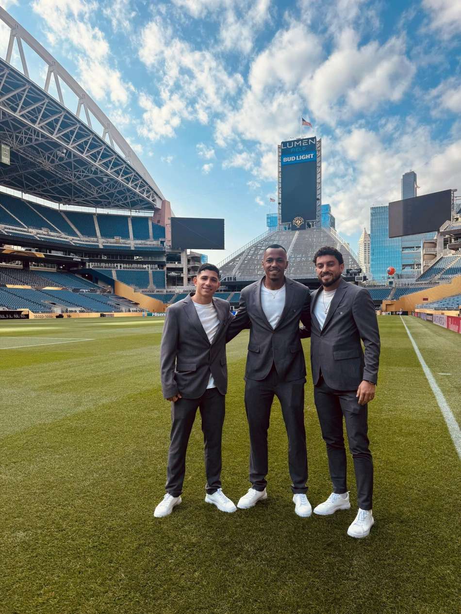 Savarino, Marlon Freitas e Alex Telles, do Botafogo (Foto: Divulgação/Botafogo)