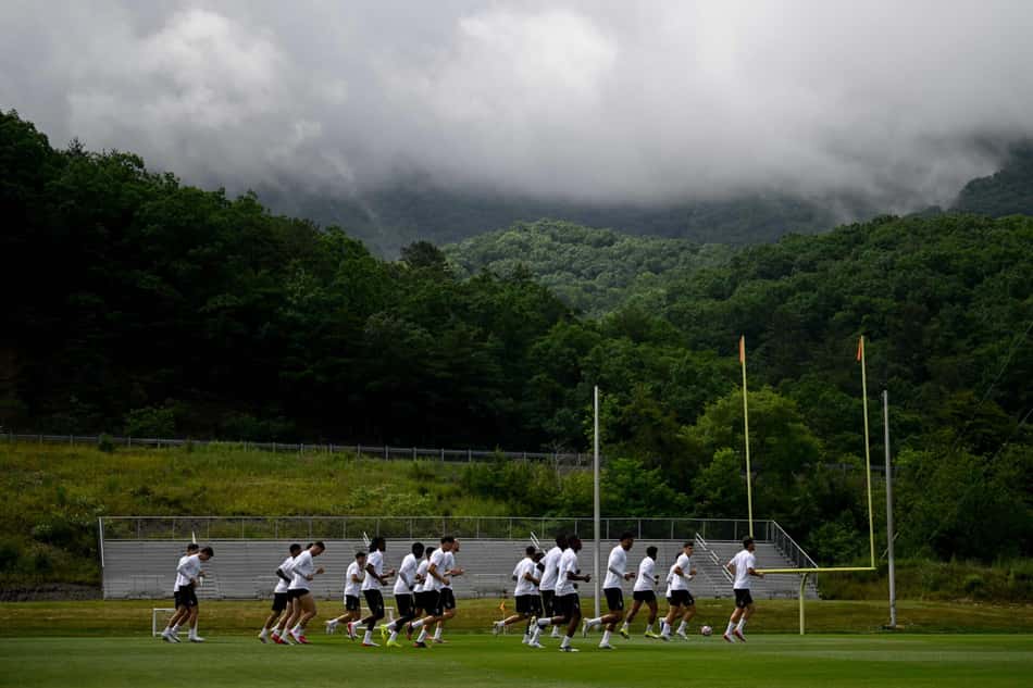 Jogadores da Juventus no treino antes de jogo contra o Al-Ain