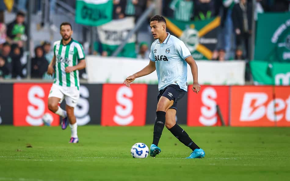 Achou um lateral? Grêmio tem estatísticas positivas com Gustavo Martins improvisado