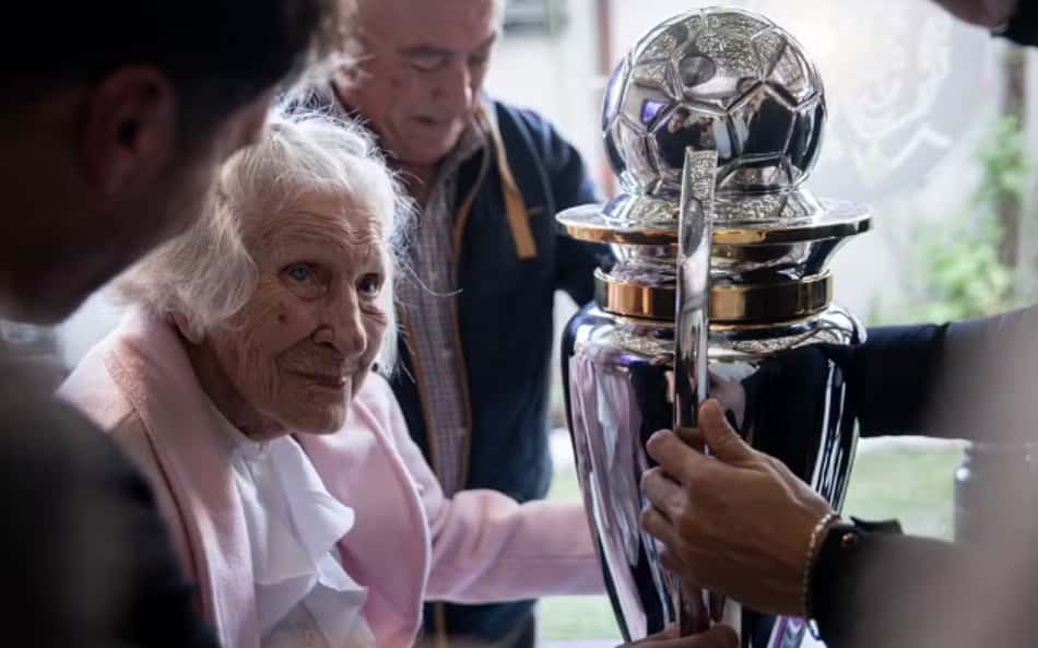 Torcedora de 98 anos do campeão argentino recebe homenagem