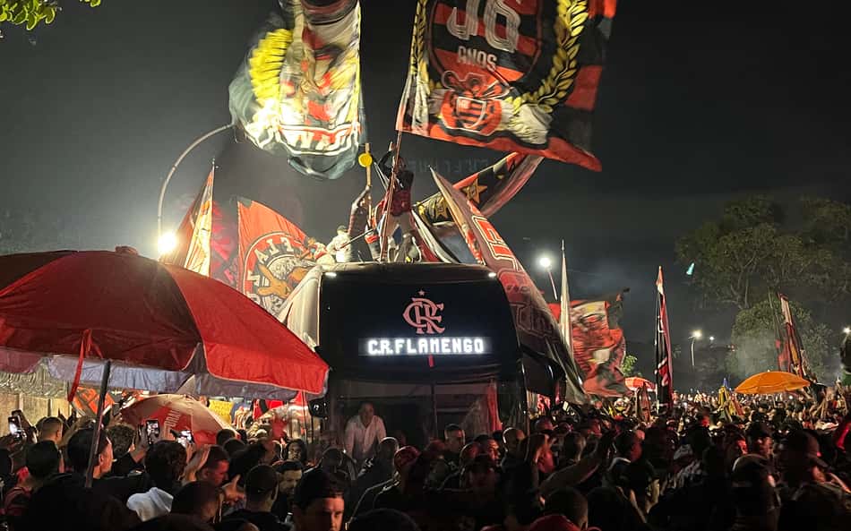 Flamengo embarca rumo ao Mundial nos braços da torcida; AeroFla termina em confusão